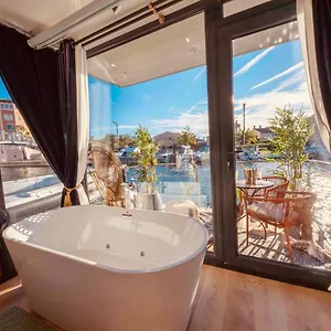 Bateau-hôtel Maison Sur L'eau Mille Et Nuits Avec Jacuzzi, Fréjus